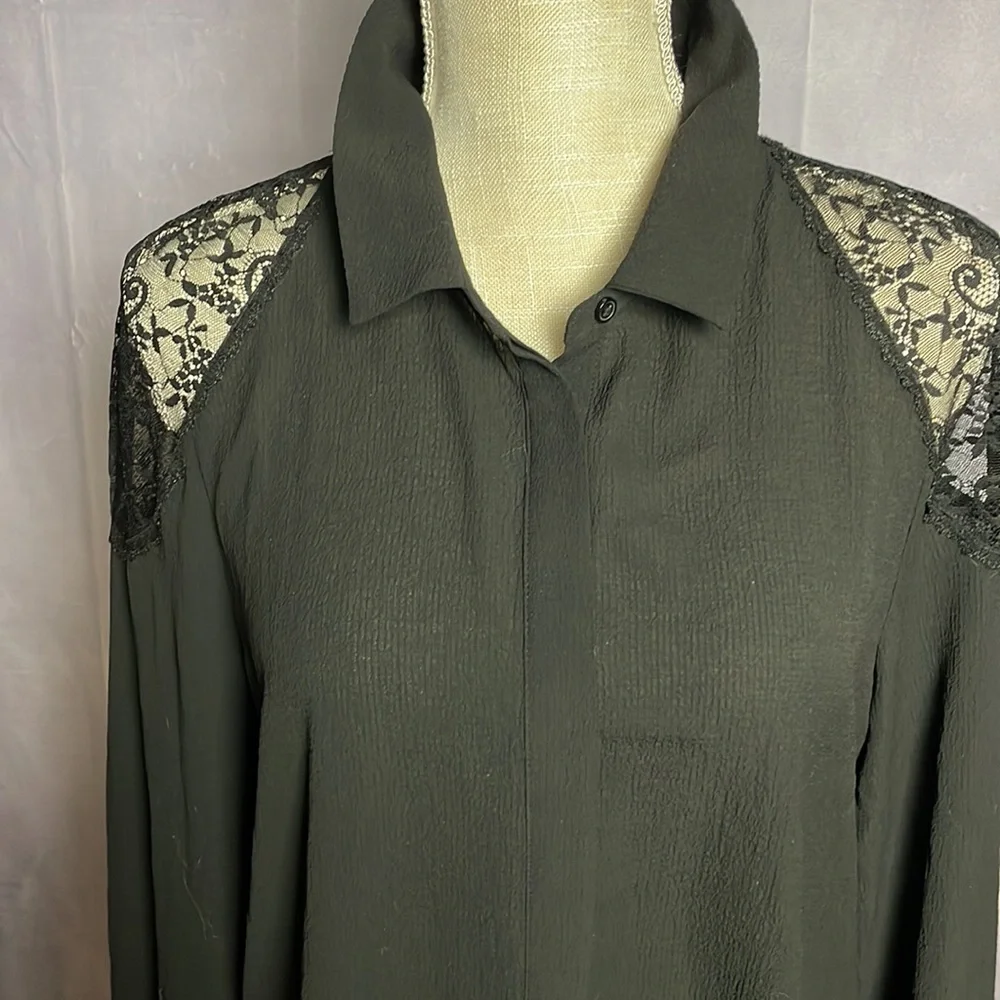 LAUNDRY by Shelli Segal Black Crepe Blouse with Lace Insets on Shoulders. Size M - Picture 1 of 6